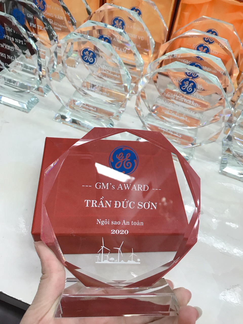 Pha lê khắc đổ màu